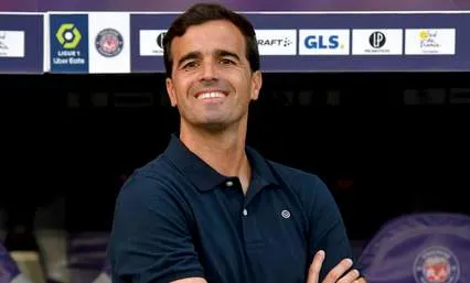 Bayer Leverkusen surpreende e fecha com técnico espanhol; Filipe Luís tem negociação barrada