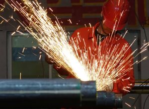 Operário trabalha em fábrica da Dongbei Special Steel Group, em Dalian, na China (Foto: Stringe...