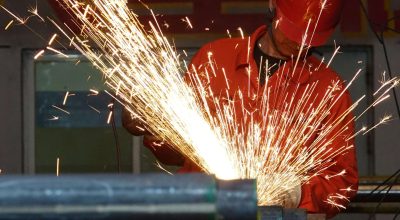 Operário trabalha em fábrica da Dongbei Special Steel Group, em Dalian, na China (Foto: Stringe...