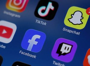 Aplicativos Instagram, TikTok, Snapchat, YouTube, Facebook, Twitch e Reddit são exibidos em um c...