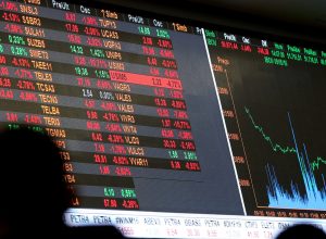 Pessoas observam painel eletrônico no pregão da BM&F Bovespa