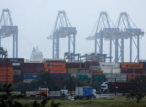 Pátio de contêineres, parte do Porto de Santos