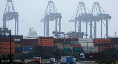 Pátio de contêineres, parte do Porto de Santos