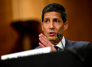 Indicado ao Fed, Kevin Warsh enfrentará sabatina no Senado com confirmação em xeque (Foto: Blo...