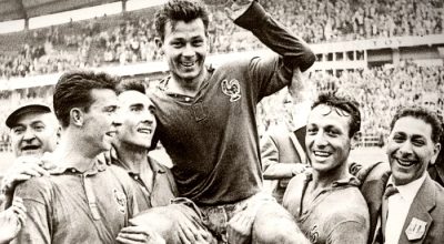 Just Fontaine sendo erguido e aclamado por franceses – Foto: Divulgação / Equipe de France