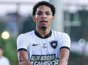 Lucas Campos em ação pelo Botafogo (Foto: Henrique Lima-BFR)