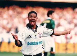 Marcelinho-Carioca-do-Corinthians-comemorando-gol-contra-o-Guarani-no-jogo-pe