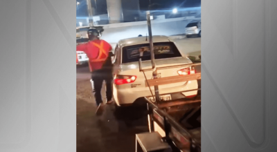 Motorista acelerou o veículo e atropelou Charles imprensando-o contra outro veículo  • Repro...