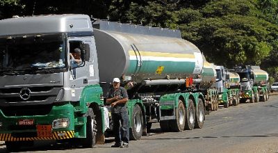 Petróleo dispara 5% com bloqueio em Ormuz: O que muda para o investidor