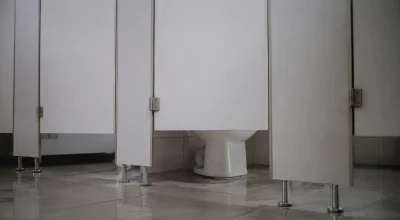 que as portas de banheiros públicos quase nunca vão até o chão