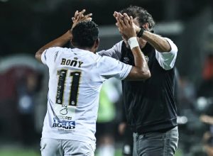 Rony comemora gol com o técnico Cuca – Reprodução/@SantosFC
