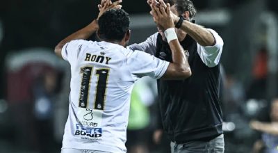 Rony comemora gol com o técnico Cuca – Reprodução/@SantosFC