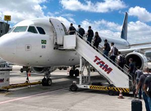 Você sabe por que os aviões quase sempre embarcam passageiros pelo lado esquerdo