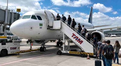 Você sabe por que os aviões quase sempre embarcam passageiros pelo lado esquerdo