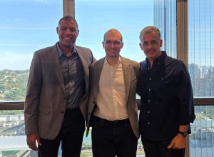 Jason Bennett, vice-presidente global de startups e venture capital na AWS; Daniel Bichuetti, co-...