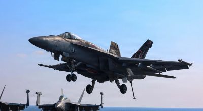 1 de 1 Imagem colorida mostra caça F-18 dos EUA - Metrópoles - Foto: Divulgação/Comando Centr...