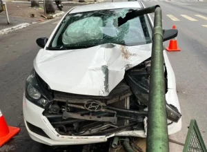 carro-bate-em-barreira-do-eixo_cbmgo