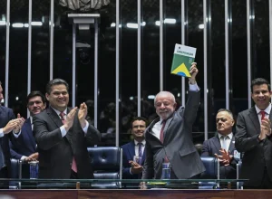 lula-participa-da-promulgacao-da-pec-que-preve-o-fim-da-escala-6x1-nova-regra-comeca-em-60-dias