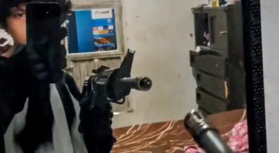 1 de 1 Foto colorida de estudante exibindo fuzil horas antes de atacar e matar professoras em esc...