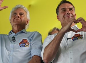 o-candidato-a-presidencia-do-brasil-flavio-bolsonaro-do-partido-liberal-pl-faz-um-gesto-de-coracao-ao-lado-do-ex-governador-de-goias-ronaldo-caiado-1791316162321_v2_1x1-scaled-1