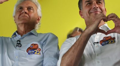 o-candidato-a-presidencia-do-brasil-flavio-bolsonaro-do-partido-liberal-pl-faz-um-gesto-de-coracao-ao-lado-do-ex-governador-de-goias-ronaldo-caiado-1791316162321_v2_1x1-scaled-1