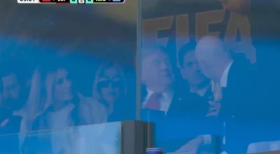 Trump recebe a taça da Copa do Mundo de Ronaldo, na final da Copa de 2026 (Reprodução/YouTube/...